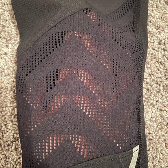 Under armour Heat Gear Compression Black Capris with mesh & reflectors - Picture 6 of 8